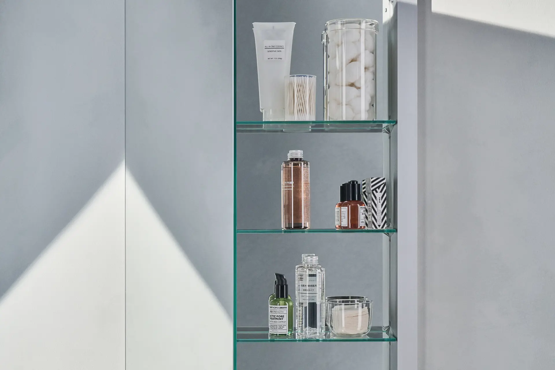 210622 ROBERN R3 SERIES CABINETS SHOT 05 029 Hero V2 (1)