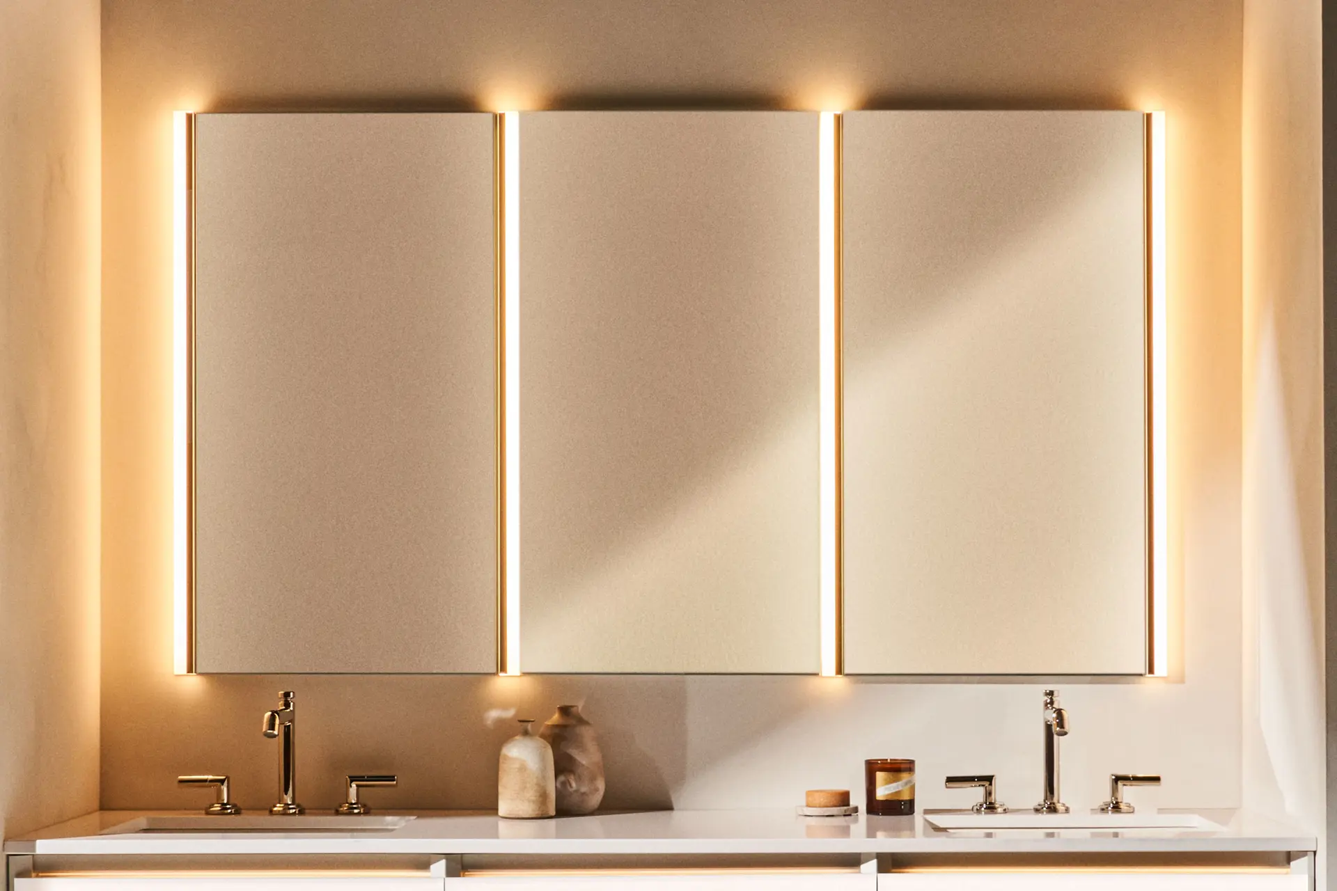 210622 ROBERN TENOR FLUTED SHOT 02 062 Hero V3 SWAY White