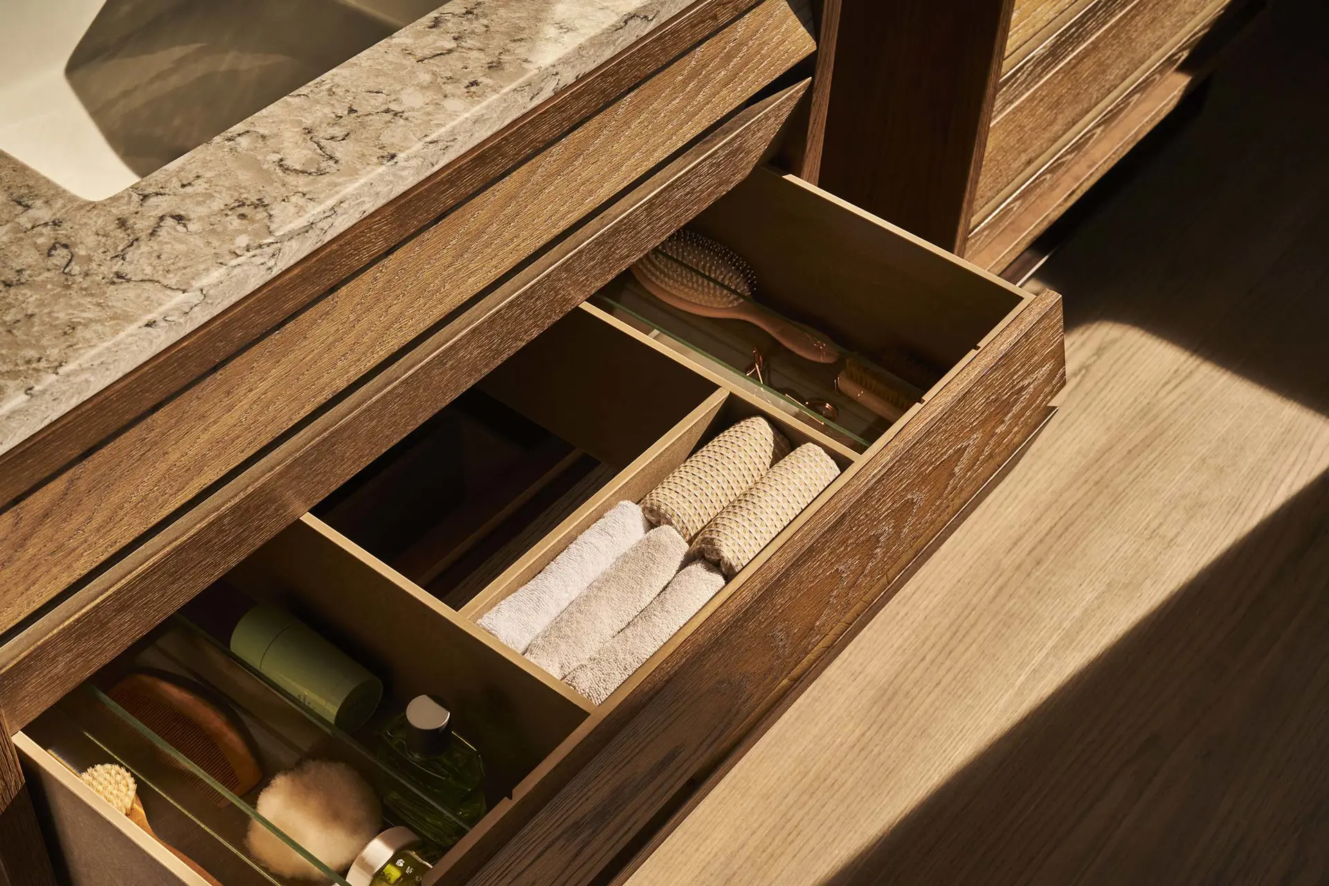 231212 ROBERN SHOT 09 PILL WALL MIRROR VANITY DETAIL 0077 V2