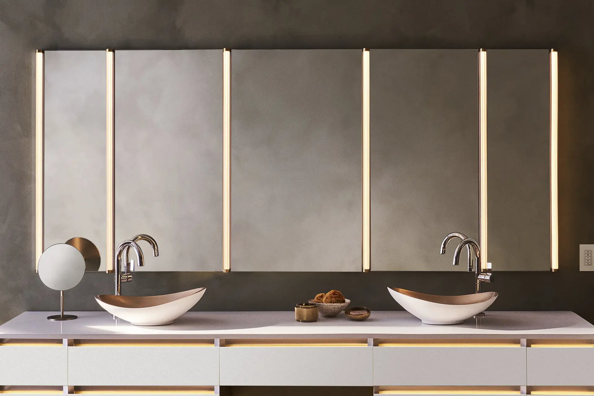 210622 ROBERN TENOR FLUTED SHOT 02 062 Hero V3 SWAY White (1